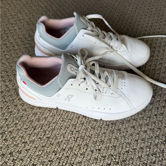 On The Rodger Advantage Tennis sneaker, 8.5 good condition - Picture 2 of 5